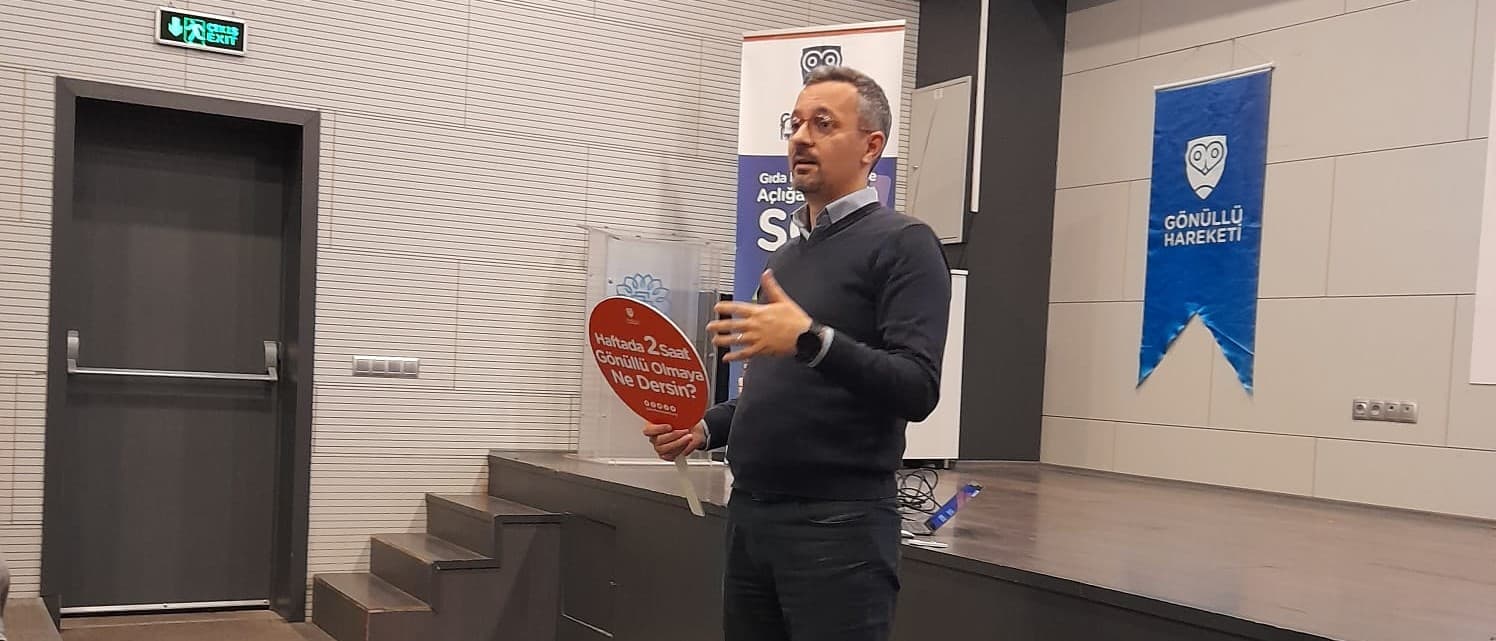 Sertaç Şipka, Gönüllü Hareketi Derneği'nin bir etkinliğinde konuşurken