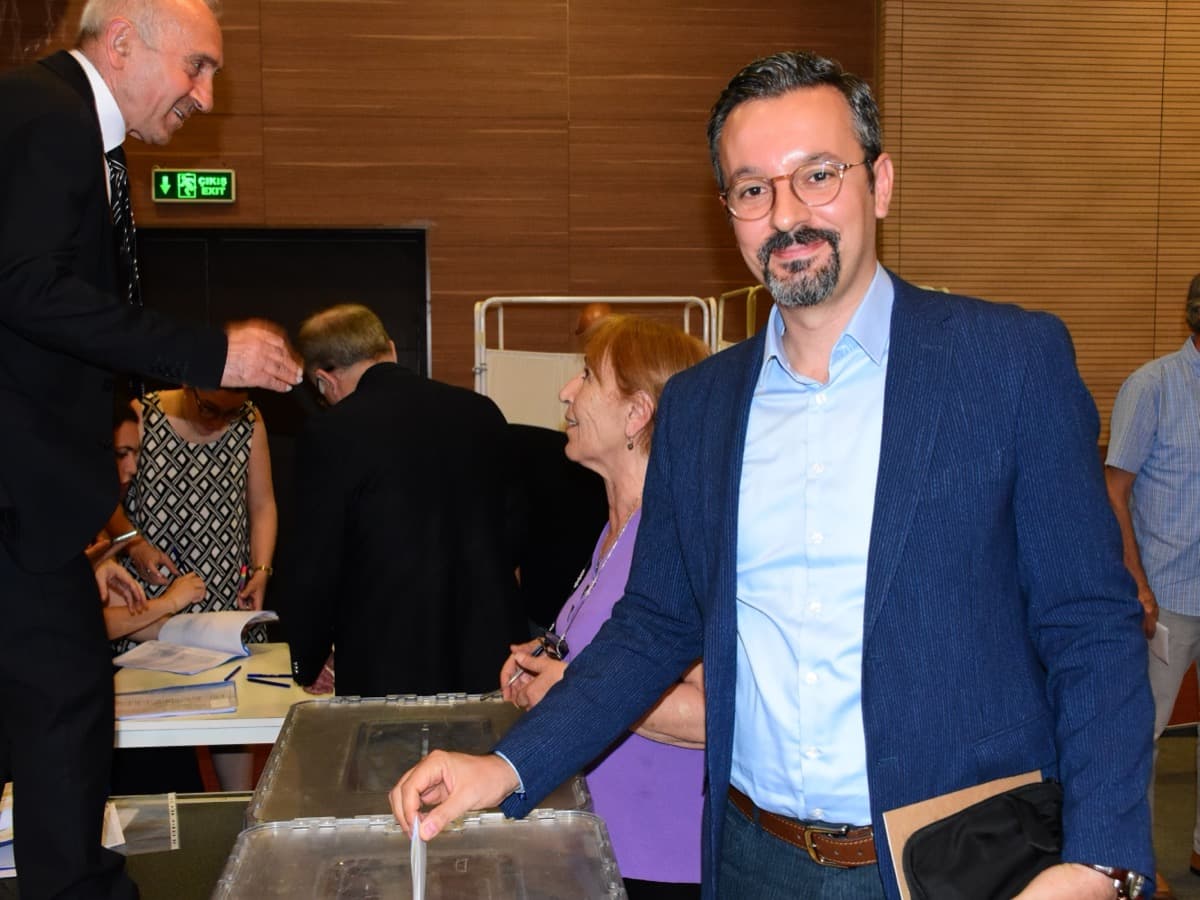 Sertaç Şipka, Çağdaş Eğitim Kooperatifi genel kurulunda oyunu sandığa atarken