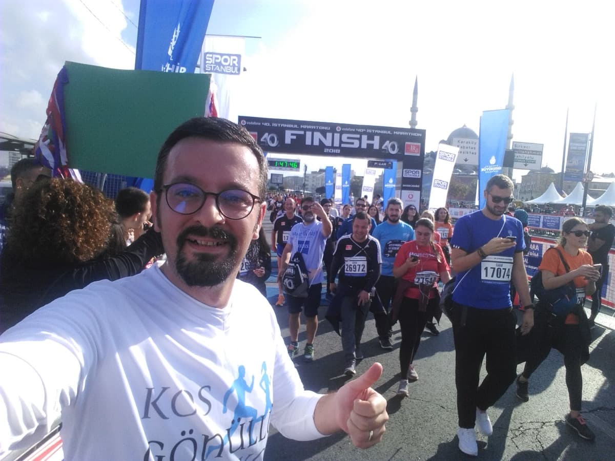 Sertaç Şipka, 40. İstanbul Maratonu'nun bitiş çizgisinde gönüllü tişörtüyle