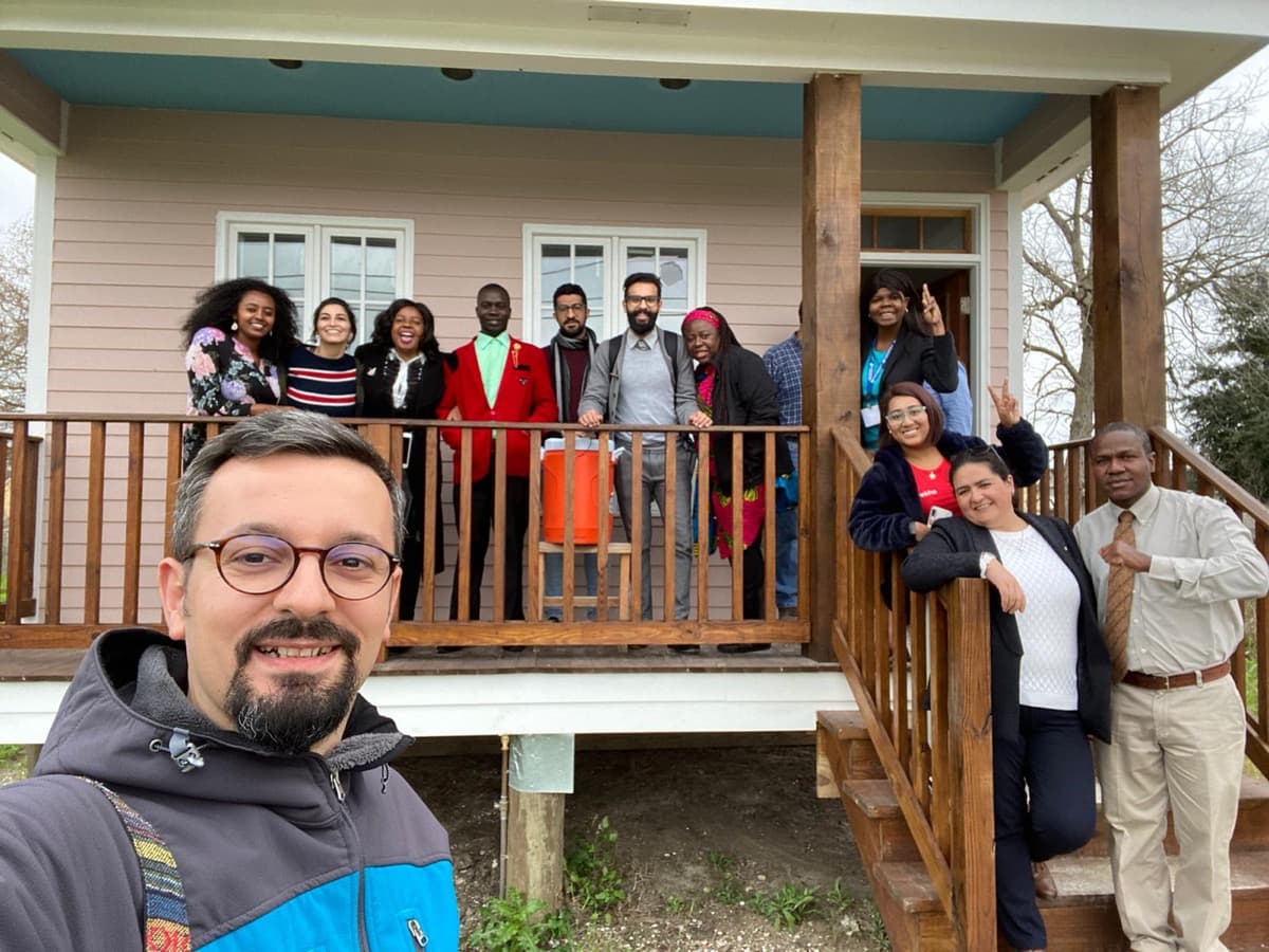 IVLP katılımcıları, New Orleans'ta bir evin verandasında