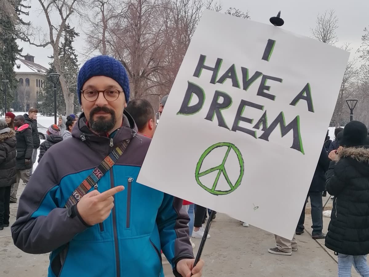 Sertaç Şipka, Salt Lake City'de Martin Luther King Günü yürüyüşünde "I have a dream" yazılı bir pankartla