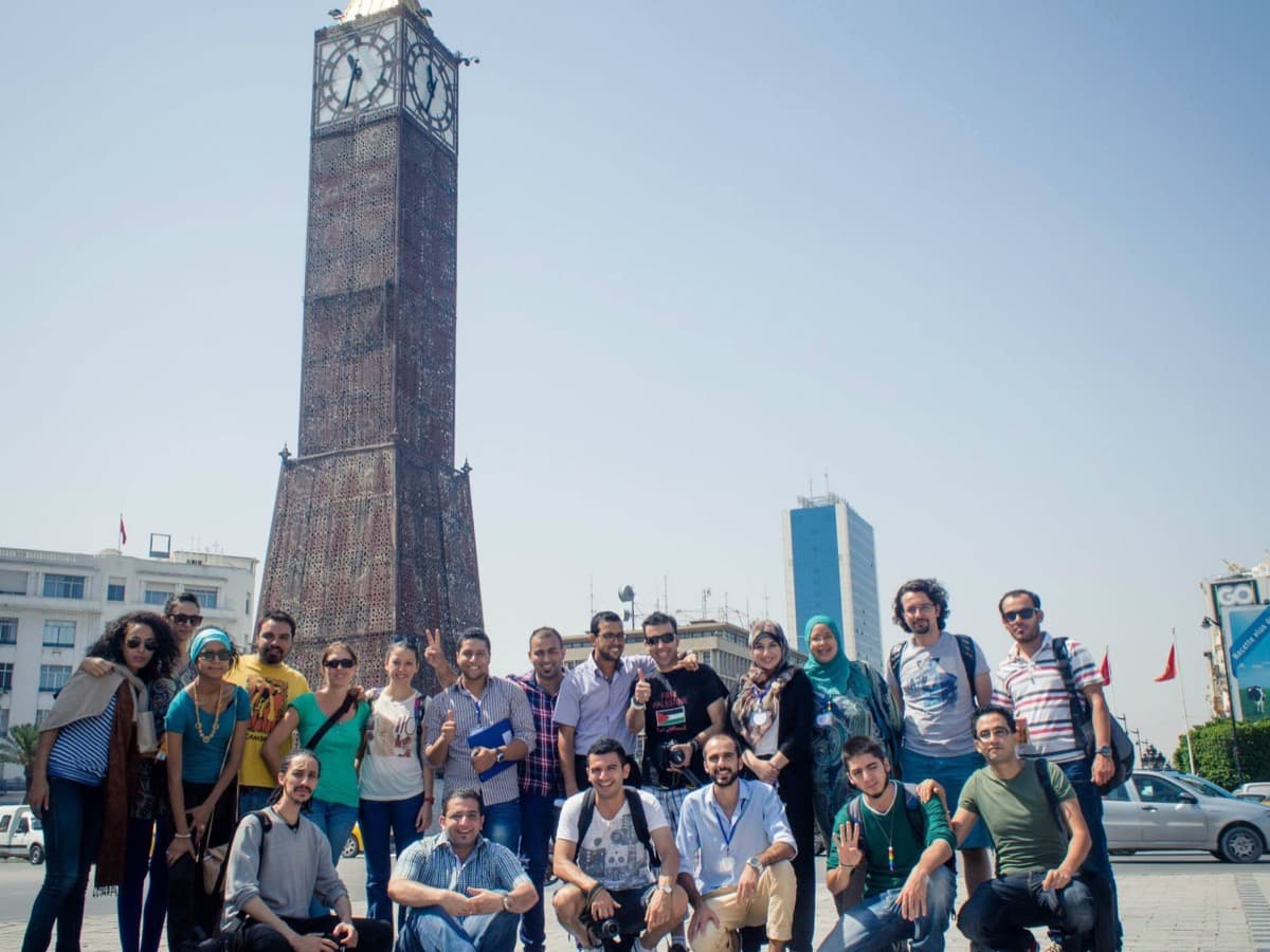 Cultural Innovators Network katılımcıları, Tunus'ta Saat Kulesi'nin önünde — fotoğraf: Nejmeddine Halfaoui